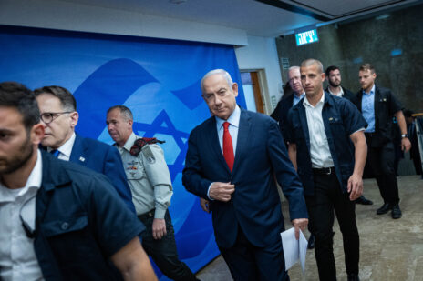 ראש הממשלה, בנימין נתניהו, בדרך לישיבת ממשלה. ירושלים, 7.5.2023 (צילום: יונתן זינדל)