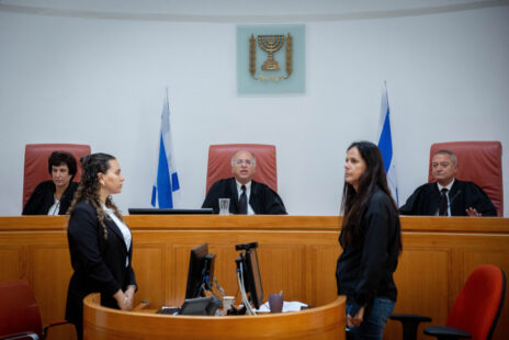 שופטי העליון נעם סולברג, דפנה ברק-ארז וחאלד כבוב בדיון בעתירת נתניהו נגד ההדלפות, 8.5.23 (צילום: יונתן זינדל)
