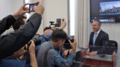 שר התקשורת לשעבר גלעד ארדן לפני עדותו במשפט המו"לים, ביהמ"ש המחוזי בירושלים, 15.5.23 (צילום: אורן פרסיקו)