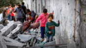 פלסטינים בדיר אל-בלח שברצועת עזה, בהריסות של בניין שהופצץ על-ידי צה"ל. 12.5.2023 (צילום: עטיה מוחמד)