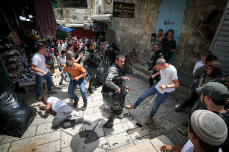 שוטרי מג"ב מפזרים תקרית שבה פלסטינים הוכו על-ידי צעירים יהודיים שנטלו חלק במצעד הדגלים בעיר העתיקה בירושלים. 18.5.2023 (צילום: ג'מאל עוואד)