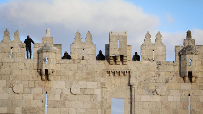 שוטרי מג"ב על חומת העיר העתיקה בירושלים, מעל שער שכם, בזמן "מצעד הדגלים". 18.5.2023 (צילום: ג'מאל עוואד)