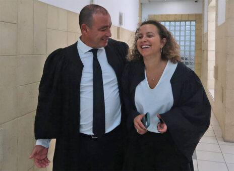 עורכי-הדין יהודית תירוש וז'ק חן, בצאתם מפגישה חריגה בלשכת השופטת פרידמן-פלדמן, 20.6.2023 (צילום: אורן פרסיקו)