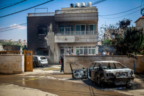 מכוניות ובית שהוצתו בידי מתנחלים בתורמוס-עיא, 21.6.23 (צילום: נאסר אישתייה)