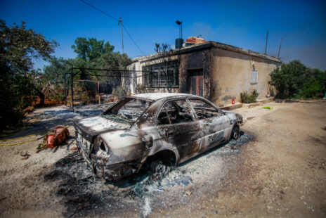 מכונית שהוצתה בידי מתנחלים בתורמוס-עיא, 21.6.23 (צילום: נאסר אישתייה)