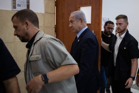 ראש הממשלה בנימין נתניהו יוצא מאולם משפט המו"לים במהלך יום עדותו השלישי של ארנון מילצ'ן. בית-המשפט המחוזי בירושלים, 27.6.2023. מאחור: הדובר יונתן אוריך (צילום: אורן בן-חקון) ראש הממשלה בנימין נתניהו יוצא מאולם משפט המו"לים במהלך יום עדותו השלישי של ארנון מילצ'ן. בית-המשפט המחוזי בירושלים, 27.6.2023. מאחור: הדובר יונתן אוריך (צילום: אורן בן-חקון)