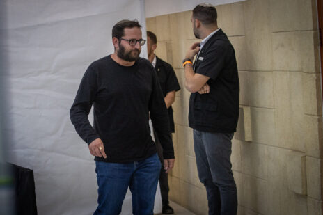 יונתן אוריך, דוברו של רה"מ בנימין נתניהו, מגיע לביהמ"ש המחוזי בירושלים ליומה הראשון של עדות ארנון מילצ'ן, 25.6.23 (צילום: אורן בן חקון) יונתן אוריך, דוברו של רה"מ בנימין נתניהו, מגיע לביהמ"ש המחוזי בירושלים ליומה הראשון של עדות ארנון מילצ'ן, 25.6.23 (צילום: אורן בן חקון)