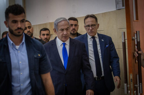 בנימין נתניהו עם צחי ברוורמן מחוץ לאולם משפט המו"לים בירושלים, יוני 2023 (צילום: אורן בן-חקון)