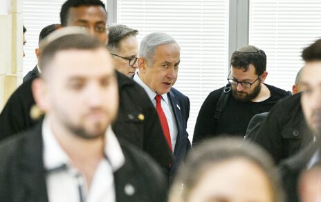 רה"מ בנימין נתניהו מגיע לבית המשפט המחוזי בירושלים ליומה השני של עדות ארנון מילצ'ן, לצידו דוברו יונתן אוריך וראש הסגל צחי ברוורמן, 26.6.23 (צילום: ראובן קסטרו)