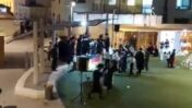 ההתקהלות בערב התקיפה (צילום מסך מתוך אתר "כיכר השבת")