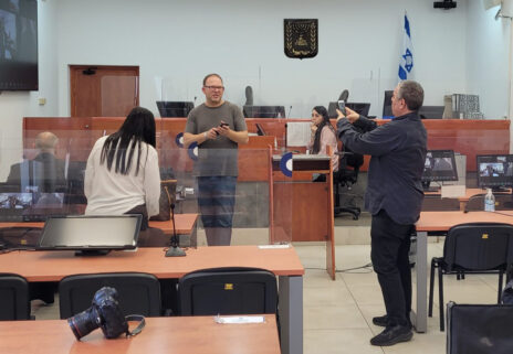 אלי ציפורי מצלם את אביעד גליקמן באולם משפט המו"לים, 2.7.2023 (צילום: אורן פרסיקו)
