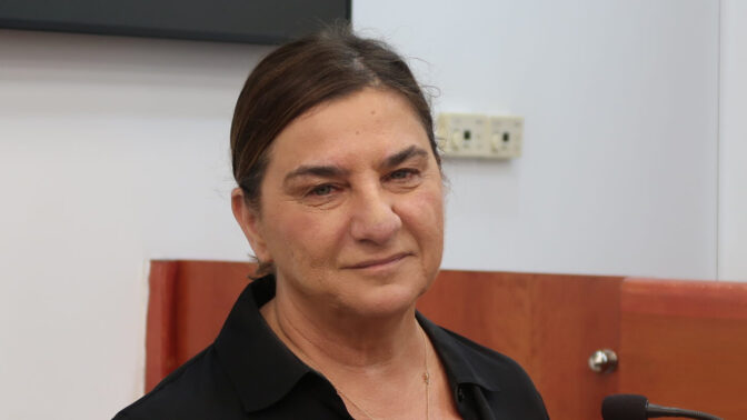 טלי בן-עובדיה, לשעבר העורכת הראשית של "וואלה", לפני עדותה במשפט המו"לים, 11.7.23 (צילום: אורן פרסיקו)