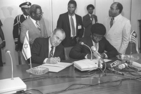 הנשיא חיים הרצוג ונשיא ליבריה סמואל דו חותמים על הסכם שיתוף פעולה בין המדינות, מונרוביה, 24.1.1984 (צילום: הרמן חנניה, לע"מ) 