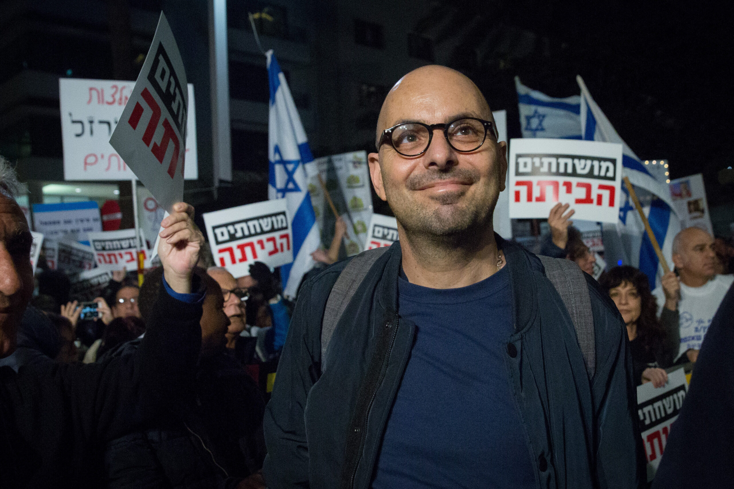 אלדד יניב בהפגנה נגד שחיתות שלטונית. תל-אביב, 30.12.2017 (צילום: מרים אלסטר)
