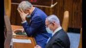 רה"מ בנימין נתניהו (מימין) ושר הביטחון בני גנץ במליאת הכנסת, בעת ההצבעה על דחיית תקציב המדינה, 24.8.20 (צילום: אורן בן חקון)