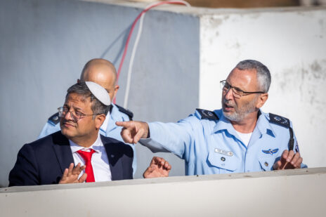 ניצב עמי אשד עם השר לביטחון לאומי איתמר בן-גביר. בני-ברק, מאי 2023 (צילום: יונתן זינדל)