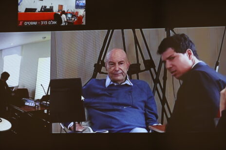 ארנון מילצ'ן ועו"ד עמית חדד, סנגורו של בנימין נתניהו ב"תיק 1000" ו"תיק 2000", בפתח יום עדותו השביעי של מילצ'ן בברייטון, אנגליה, כפי שתועדו על אחד ממסכי אולם משפט המו"לים בבית-המשפט המחוזי בירושלים. 3.7.2023 (צילום: אלכס קולומויסקי) ארנון מילצ'ן ועו"ד עמית חדד, סנגורו של בנימין נתניהו ב"תיק 1000" ו"תיק 2000", בפתח יום עדותו השביעי של מילצ'ן בברייטון, אנגליה, כפי שתועדו על אחד ממסכי אולם משפט המו"לים בבית-המשפט המחוזי בירושלים. 3.7.2023 (צילום: אלכס קולומויסקי)
