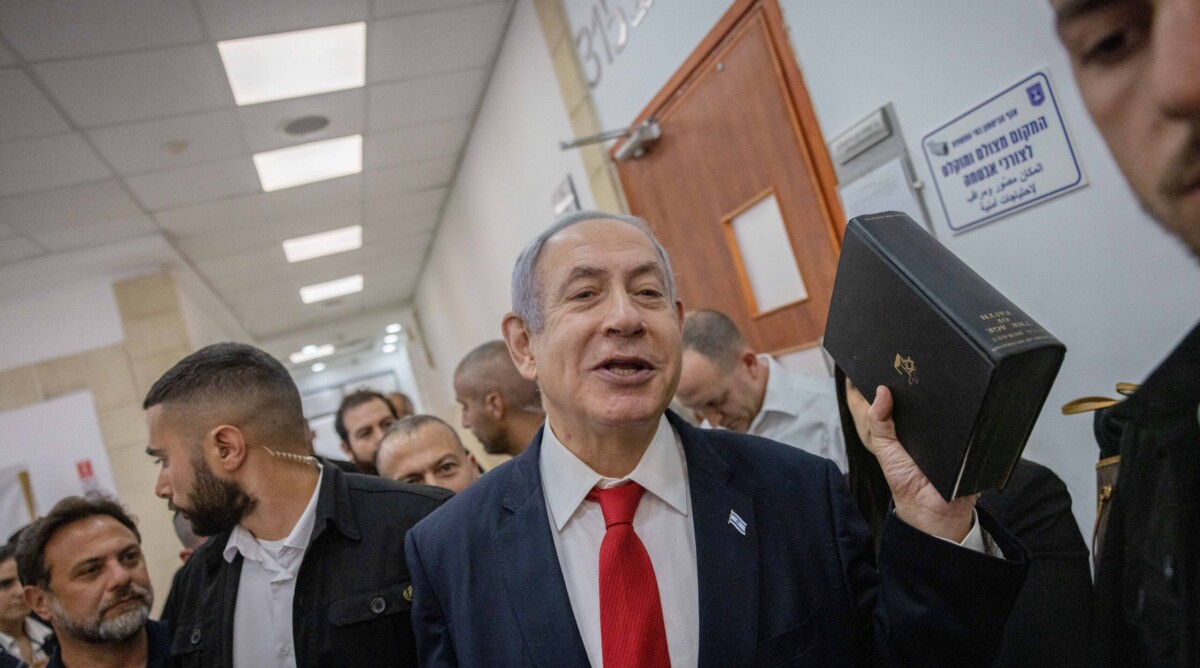 ראש הממשלה, בנימין נתניהו, בפתח אולם משפט המו"לים בירושלים. 6.7.2023 (צילום: חיים גולדברג)