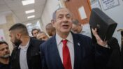 ראש הממשלה, בנימין נתניהו, בפתח אולם משפט המו"לים בירושלים. 6.7.2023 (צילום: חיים גולדברג)