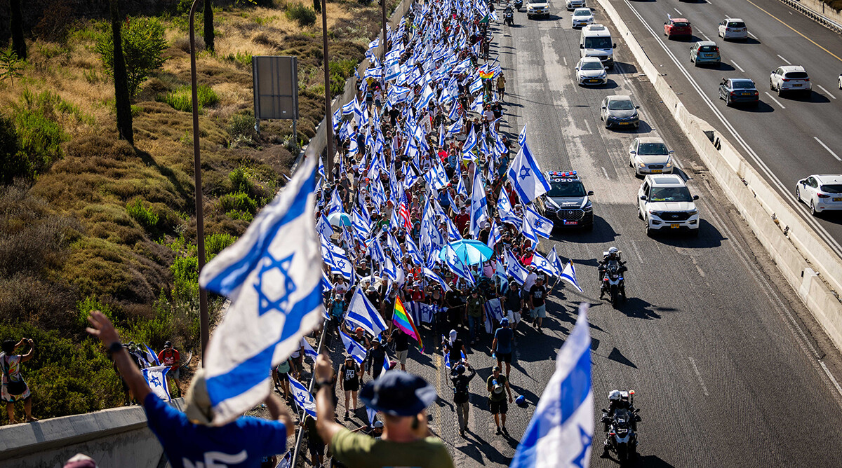 מפגינים נגד המהפכה המשטרית צועדים בדרך לירושלים, 21.7.23 (צילום: יונתן זינדל)