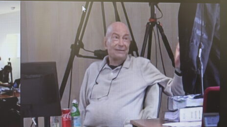 ארנון מילצ'ן בברייטון, אנגליה, לפני תחילת יום עדותו במשפט המו"לים, כפי שנצפה במסך באולם המחוזי בירושלים, 4.7.23 (צילום: אורן פרסיקו)