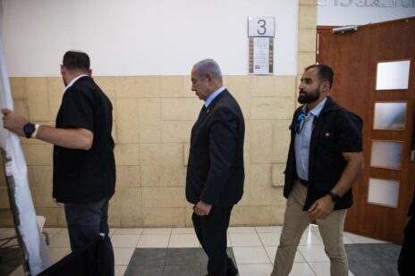 רה"מ בנימין נתניהו מגיע לשמוע את עדותו של ארנון מילצ'ן במשפט המו"לים, ביהמ"ש המחוזי בירושלים, 2.7.23 (צילום: אורן בן חקון)