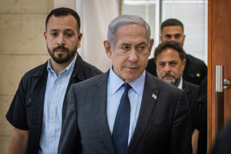 ראש הממשלה בנימין נתניהו מגיע לשמוע את עדותו של ארנון מילצ'ן במשפט המו"לים, היום בבית-המשפט המחוזי בירושלים (צילום: אורן בן-חקון)