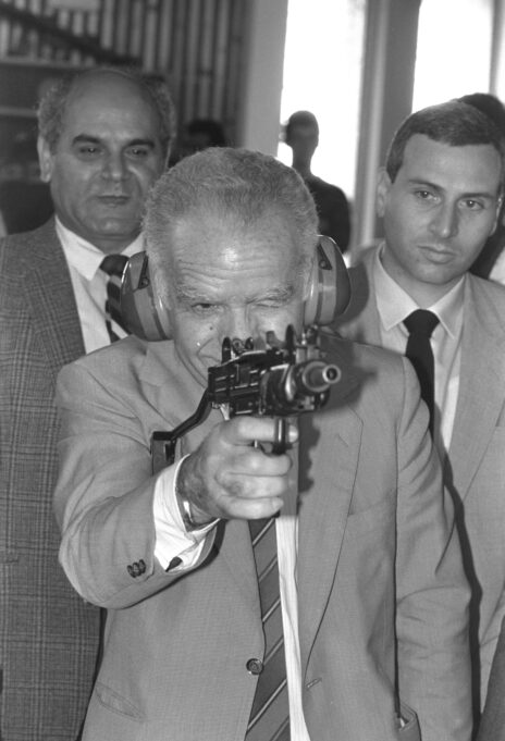 ראש ממשלת ישראל יצחק שמיר בוחן תת-מקלע מדגם עוזי במסגרת ביקור במפעל תע"ש בהרצליה, 1986 (צילום: נתי הרניק, לע"מ)