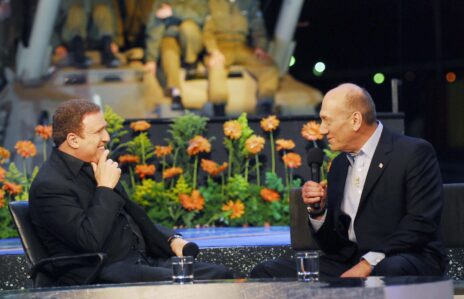 אהוד אולמרט, ראש ממשלת ישראל, מעניק ראיון חג טלוויזיוני ליהורם גאון ב-2007, במסגרת שידורי יום העצמאות של ערוץ 1 (צילום: אבי אוחיון, לע"מ)