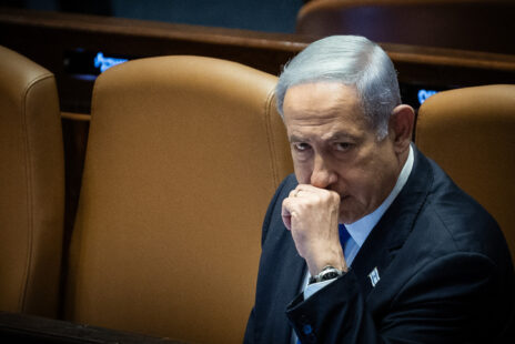 רה"מ בנימין נתניהו בעת ההצבעה על ביטול עילת הסבירות, כנסת ישראל, 10.7.23 (צילום: יונתן זינדל)