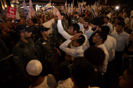 מפגיני שמאל, חרדים ושוטרים בבני-ברק, 24.8.2023 (צילום: עומר פיכמן)