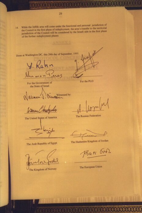 החתימה על הסכמי אוסלו (צילום: מתוך אוסף התצלומים הלאומי)
