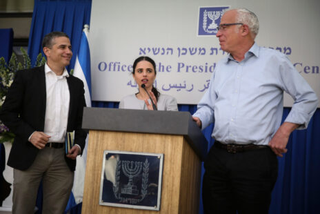 ינון מגל (משמאל) בעת שהיה ח"כ מטעם הבית היהודי, עם חברי המפלגה אילת שקד ואורי אריאל, 22.3.15 (צילום: הדס פרוש)