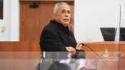 אבי אלקלעי, לשעבר העורך הראשי של "וואלה", לפני עדותו הראשית במשפט המו"לים, 12.9.23 (צילום: אריה לייב אברמס)