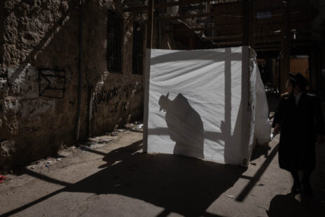 הכנות לחג הסוכות במאה שערים. ירושלים, 28.9.2023 (צילום: חיים גולדברג)
