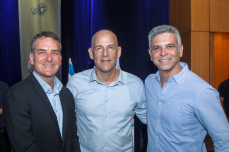 מנכ"ל חדשות 12 אבי וייס, כתב המשפט גיא פלג והמגיש דני קושמרו בטקס הענקת פרס סוקולוב 10.9.23 (צילום: חנוך גריזיצקי)