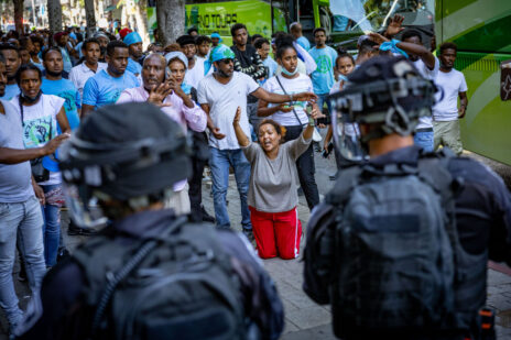 עימותים בין המשטרה למבקשי מקלט בדרום תל אביב, 2.9.23 (צילום יונתן זינדל, פלאש 90)