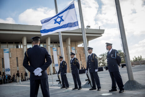 דגלי ישראל בחצי התורן ברחבת הכנסת עם פטירתו של נשיא המדינה שמעון פרס, 13.9.16 (צילום: הדס פרוש)