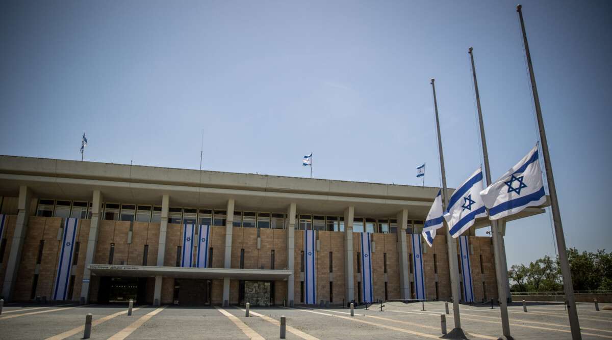 דגלי ישראל בחצי התורן ברחבת הכנסת לזכר קורבנות אסון מירון, 2.5.21 (צילום: יונתן זינדל)