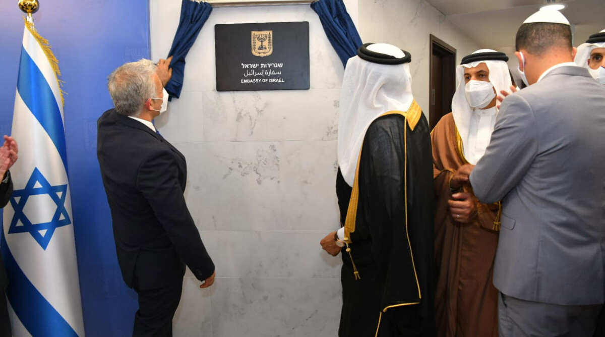 שר החוץ יאיר לפיד ושר החוץ של בחריין חונכים את שגרירות ישראל בבחריין, 30.9.21 (צילום: משרד החוץ)