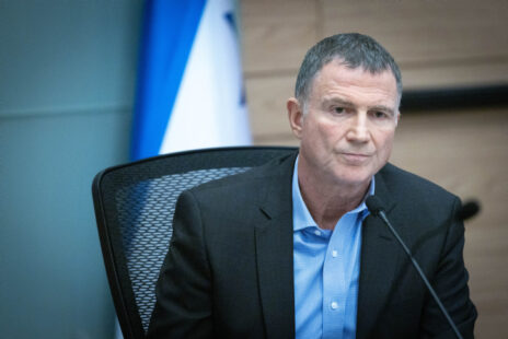 ח"כ יולי אדלשטיין מוביל ישיבה של ועדת החוץ והביטחון של הכנסת, 26.9.23 (צילום: חיים גולדברג)