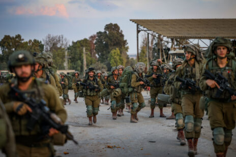 חיילים בקיבוץ בארי, 11.10.23 (צילום: חיים גולדברג)