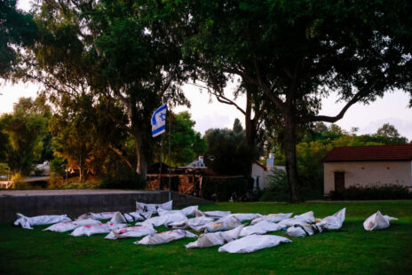 גופות נרצחים בהתקפת חמאס, בארי, 11.10.23 (צילום: חיים גולדברג)