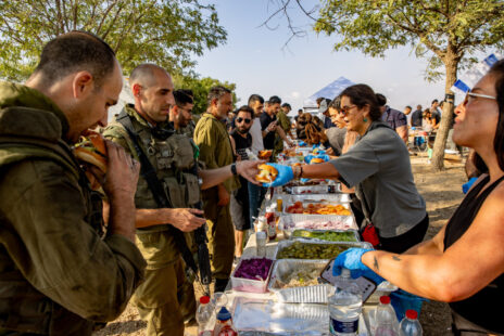 אזרחים מחלקים אוכל לחיילים ליד הגבול עם עזה, 11.10.23 (צילום: אורן בן-חקון)
