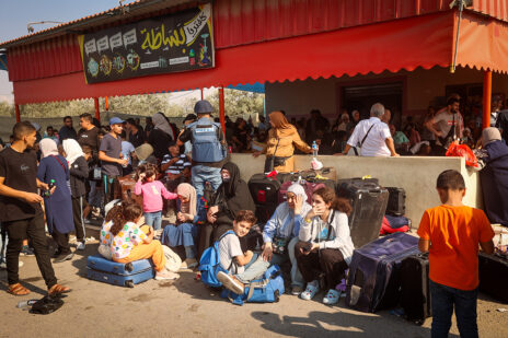 פליטים פלסטינים מחכים במעבר רפיח על גבול מצרים, 14.10.23 (צילום: עטיה מוחמד)