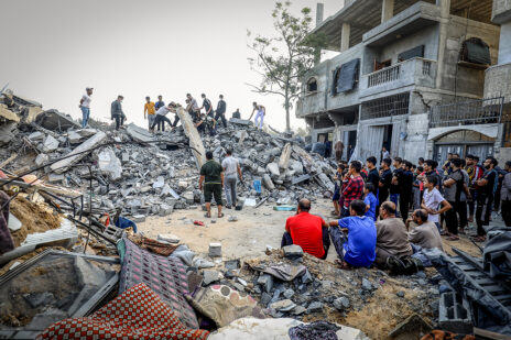 פלסטינים מחפשים ניצולים בהריסות אחרי הפצצת חיל-האוויר, חאן-יונס, 14.10.23 (צילום: עבד רחים כתיב)