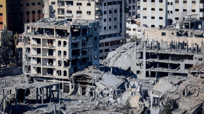בניינים הרוסים לאחר תקיפת חיל האוויר בחאן-יונס (צילום: עטייה מוחמד)