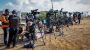 עיתונאים משקיפים על עזה משדרות, 19.10.23 (צילום: נתי שוחט)