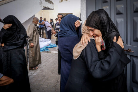 פלסטינים בבית-החולים א-נג'אר ברפיח, בהמתנה לאיסוף גופות קרוביהם. 24.10.2023 (צילום: עבד רחים חטיב)