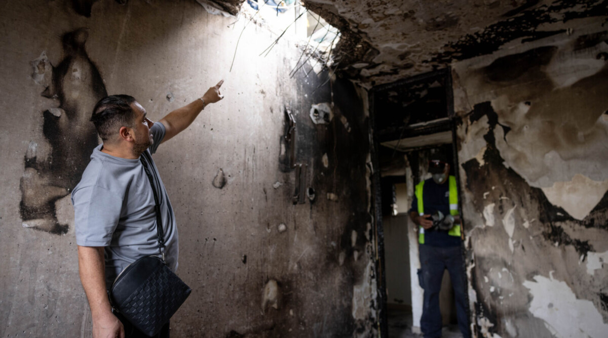 בניין בתל-אביב שנפגע מרקטה שנורתה מעזה, 29.10.23 (צילום: חיים גולדברג)